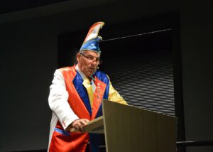 Las der Politik gehörig die Leviten: Bernhard Knab als "Narr". - Foto: gik