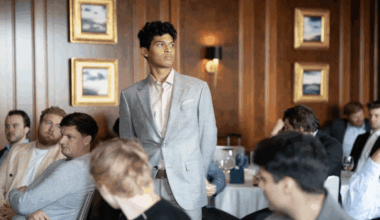 Junge Tech-Gründer schauen zu, wie ein Model von Wilkes Bashford über den Laufsteg geht und ein Outfit präsentiert, das sich laut den Organisatoren für eine Investorenpräsentation eignet.