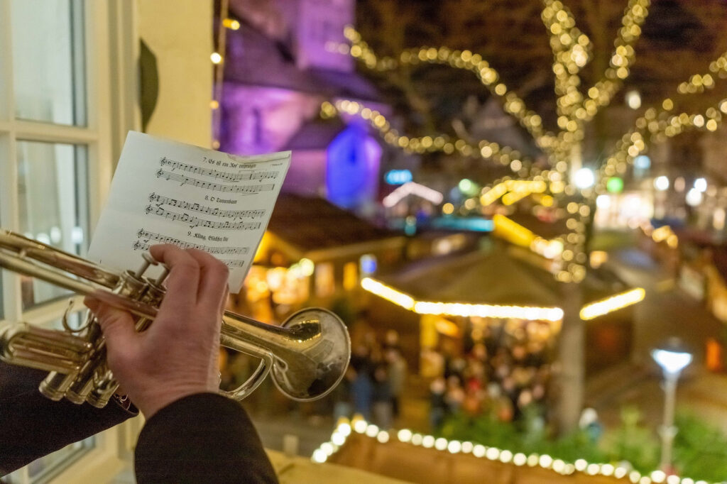 Ein Blasmusiker auf dem Soester Weihnachtsmarkt, Foto: Gero Sliwa