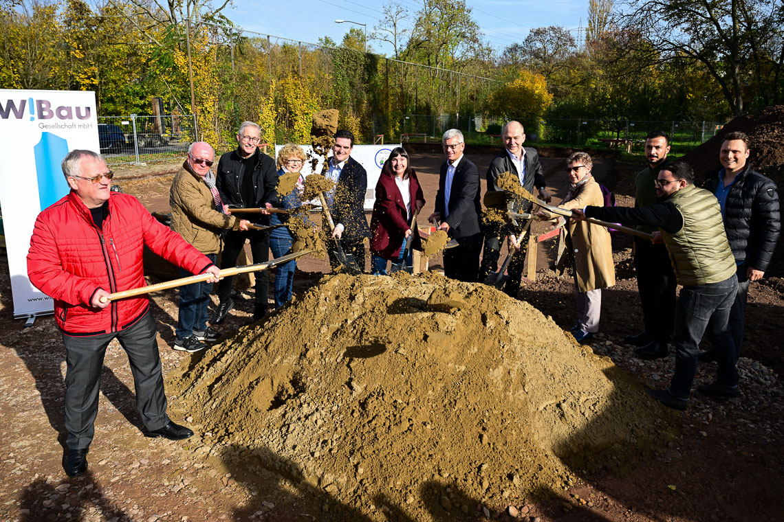 Pestalozzi-Schule, hier treffem Tanz und Spaten aufeinander