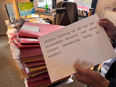 „Man ist in diesem Amt nie fertig“, sagt Sönke Körber. Er übergibt eine Menge Aktenordner an seinen Nachfolger und nimmt dies mit Humor. 