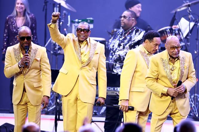 Lawrence Payton, Alex Morris, Ronnie McNeir, and Abdul 'Duke' Fakir of Four Tops perform onstage