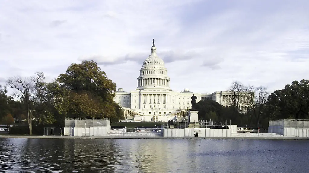 The-capitol-in-washington-with-the-pond-in-front