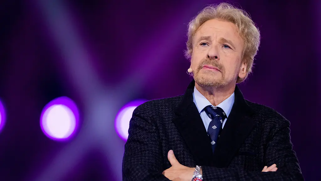 Thomas-Gottschalk-Moderator-steht-bei-der-RTL-Oster-Produktion-Die-Passion-auf-dem-Burgplatz-auf-der-Buehne-Der-Koelner-Privatsender-praesentiert-dabei-die-Leidensgeschichte-und-Kreuzigung-Christi-als-grosses-Musik-Live-Event