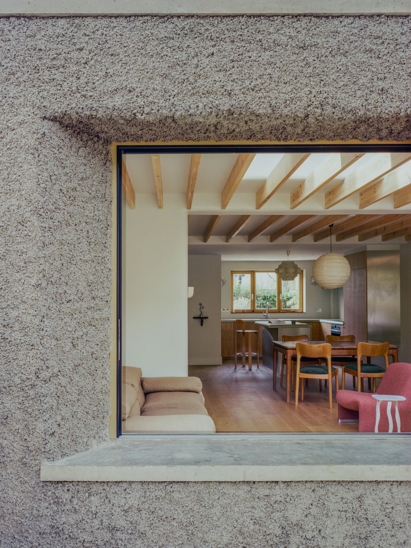 Der Anbau wurde mit Rauputz verspachtelt  ein schöner Kontrast zu den freigelegten Deckenbalken aus Kiefernholz.