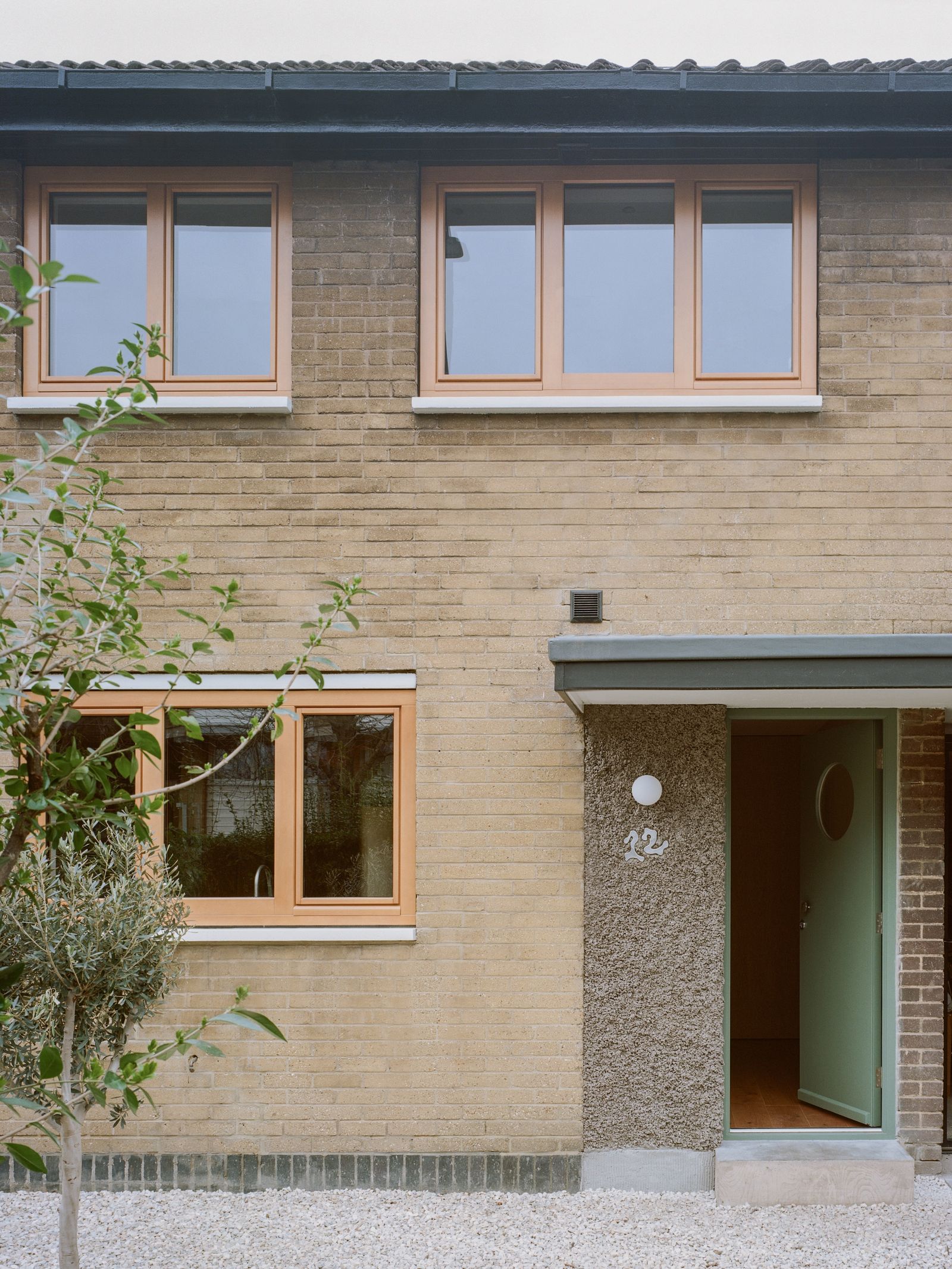 Der Vorgarten des Reihenhauses das Ashley Law in London bewohnt.