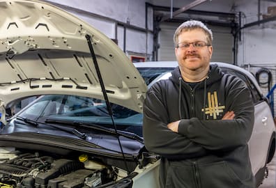 Der Juniorchef der Autowerkstatt Stache, Roman Stache, sieht neben Betriebsschließungen auch den wachsenden Fahrzeugbestand als Problem.