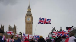 13.09.2025, Großbritannien, London: Demonstranten gehen über die Westminster Bridge. Der britische Rechtsextremist Tommy Robinson hatte zu dem Marsch und der Kundgebung unter dem Motto "Unite the Kingdom" aufgerufen. Foto: Joanna Chan/AP/dpa +++ dpa-Bildfunk +++