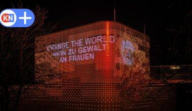 Darum leuchten viele Gebäude in Kiel heute orange