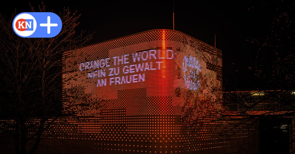 Darum leuchten viele Gebäude in Kiel heute orange