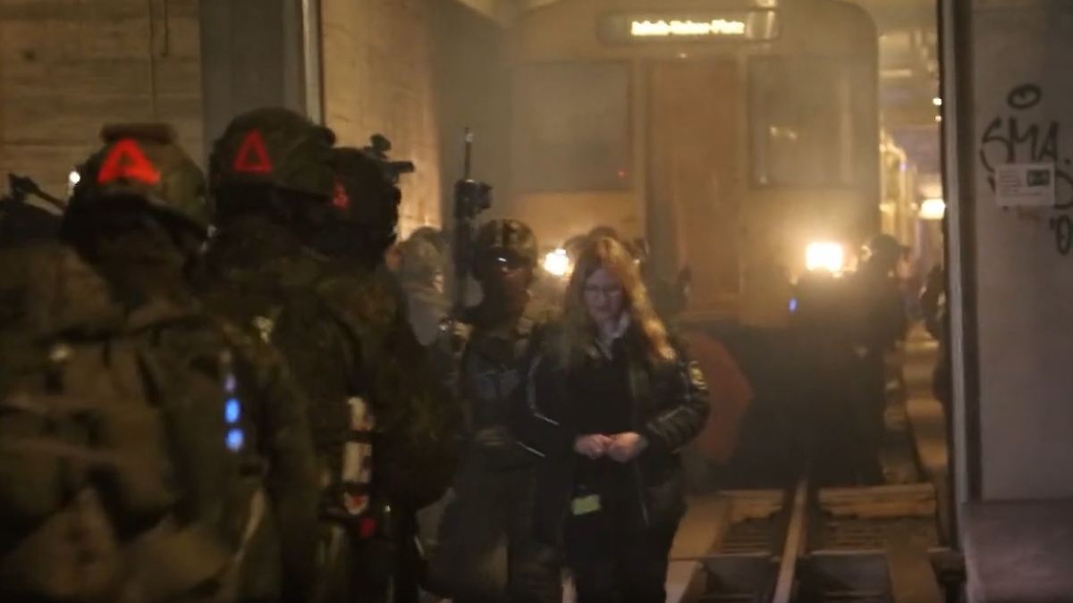 Bundeswehrübung in Berlin: Schwerbewaffnete Soldaten stürmen U-Bahnhof