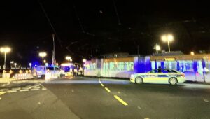 Ein Unfall samt quer stehender Straßenbahn blockierte am Späten Dienstagabend die Alicenbrücke am Mainzer Hauptbahnhof. - Foto: gik