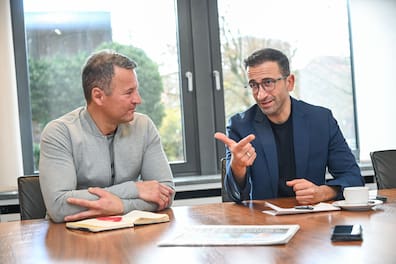 Während Samet Yilmaz (rechts) auf seine Verwaltungserfahrung setzt, würde Gerrit Derkowski als Oberbürgermeister von Kiel sich mehr auf Entscheidungen seiner Verwaltungsbelegschaft verlassen.