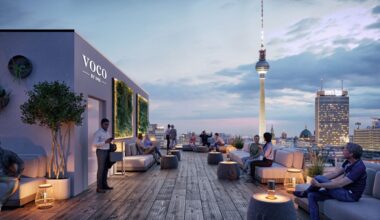 Visualisierung Dachterasse des neuen Hotels am Alexanderplatz, mit Blick auf Fernsehturm