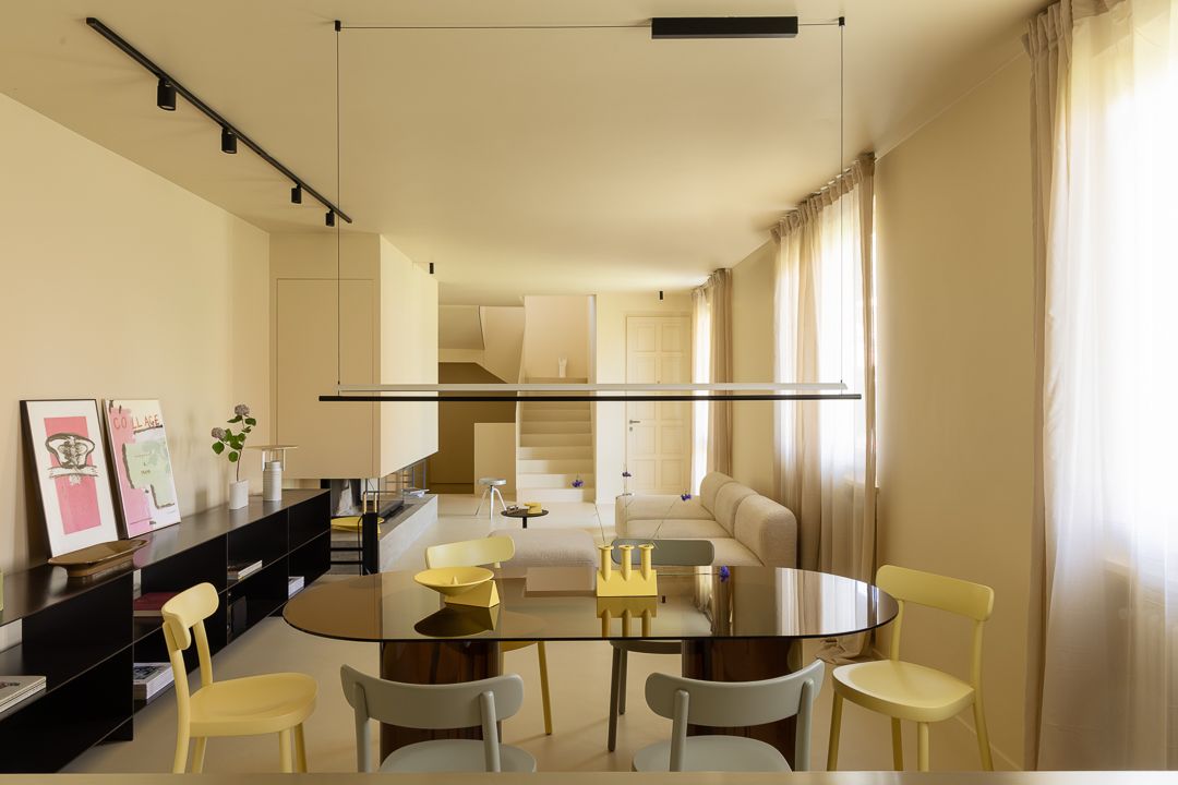 Wohn und Essbereich mit hellgelben Wänden