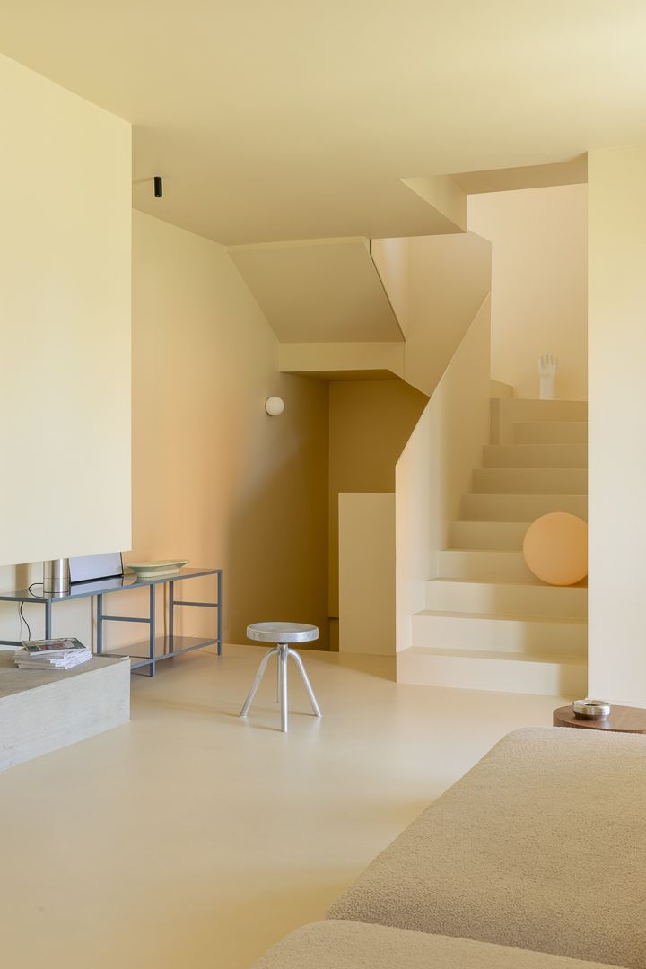 Interieur Raum mit hellgelben Wänden Kamin Treppe