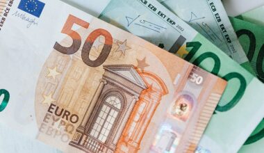 Bildbeschreibung: Ein 50 und mehrere 100 Euroscheine.