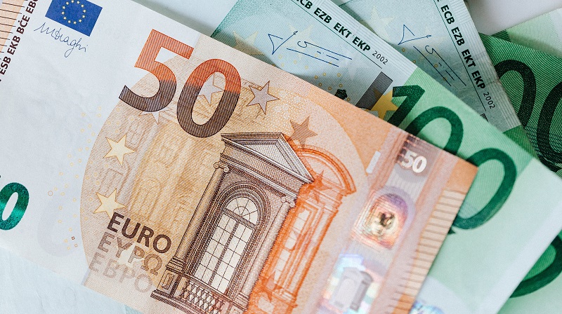 Bildbeschreibung: Ein 50 und mehrere 100 Euroscheine.