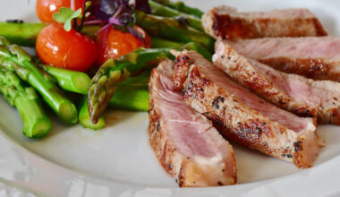 Bildbeschreibung: Teller mit Fleisch und Gemüse.