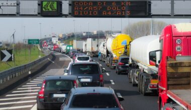 Bildbeschreibung: Mehrere LKWs auf einer Autobahn.
