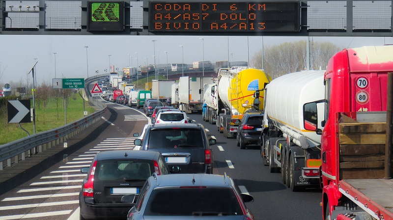 Bildbeschreibung: Mehrere LKWs auf einer Autobahn.