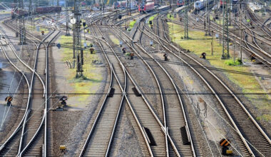 Bildbeschreibung: Bahnschienen von einem Bahnhof.