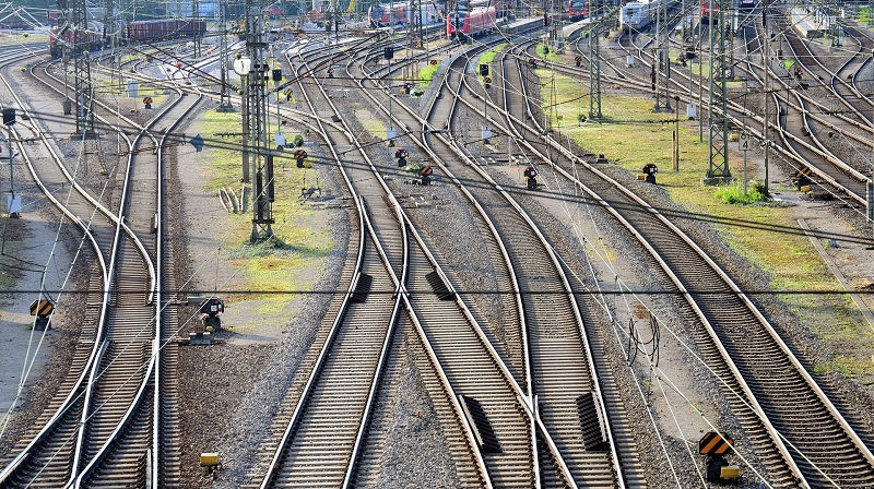 Bildbeschreibung: Bahnschienen von einem Bahnhof.