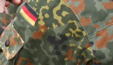 Bildbeschreibung: Ein Soldaten Uniform mit einer Deutschland Flagge.