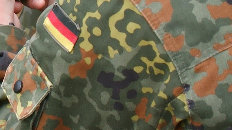 Bildbeschreibung: Ein Soldaten Uniform mit einer Deutschland Flagge.