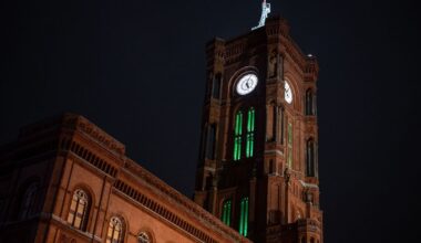 Berlin & Brandenburg: Zeichen gegen Todesstrafe: Rotes Rathaus grün beleuchtet
