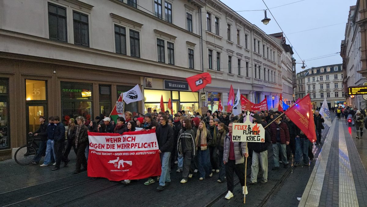 200 Menschen demonstrieren in Halle (Saale) gegen Wehrpflicht, Aufrüstung und politische Kriegspolitik – Du bist Halle
