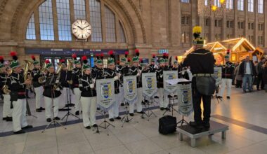 Weihnachtsmann im Leipziger Hauptbahnhof rollte mit der Dampflok an – Du bist Halle