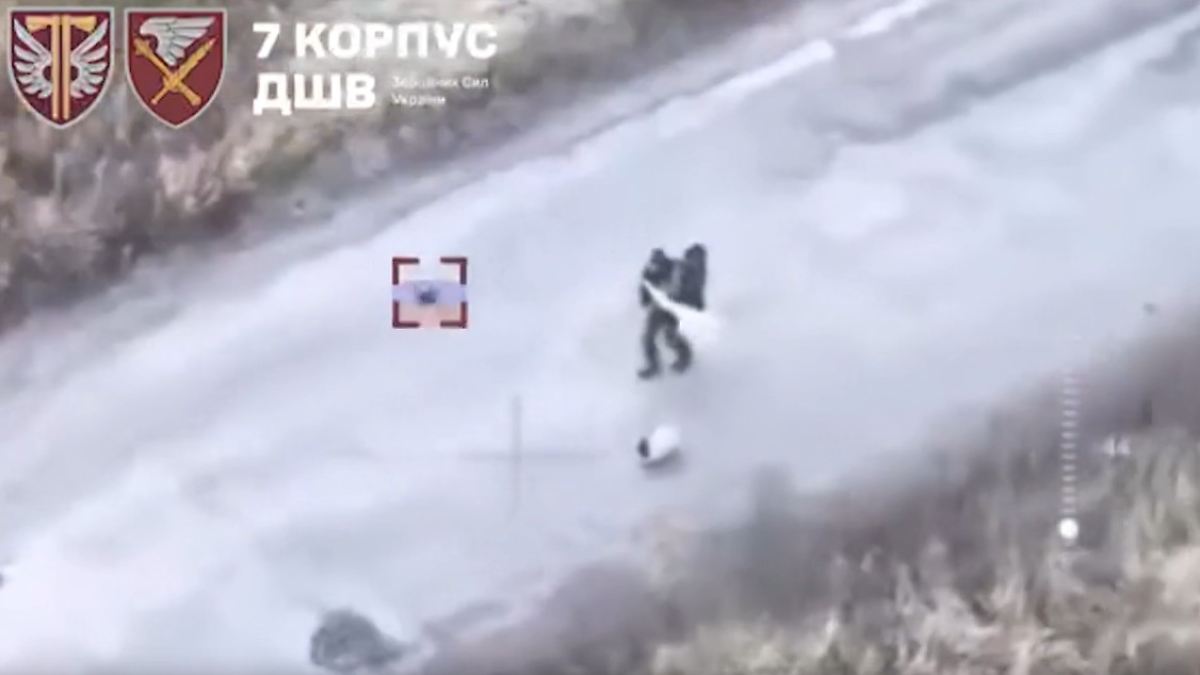 Ukraine-Zivilist gezielt getötet?: Video zeigt Angriff auf Mann, der weiße Fahne trägt