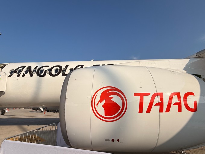 Airbus zeigt zusammen mit TAAG den A220.