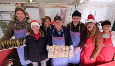 Weihnachtsmarkt im Dorp auf Gertenbachstraße und um die Kirchelockt wieder viele ins Dorp