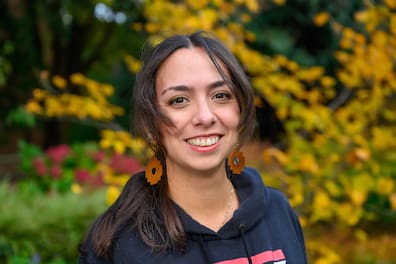 Tamara Mazzi musste den Kieler Ratssaal verlassen. Sie erhielt zudem ein Hausverbot, nachdem sie in einer Gruppe von Demonstranten gegen die Regeln der Ratsversammlung verstoßen hatte. 