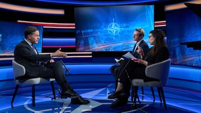 NATO-Generalsektretär Mark Rutte (l) im Interview mit RND-Korrespondent Sven Christian Schulz (m) und El-Pais-Korrespondentin Maria Sahuquillo (r).