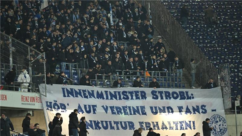 Hannover wieder oben dran nach 3:0 gegen den KSC Zu Beginn der Partie gab es Proteste der Fans gegen geplante Maßnahmen der Politik: Die KSC-Anhänger richteten ihrer Aufforderung an Baden-Württembergs Innenminister Thomas Strobl