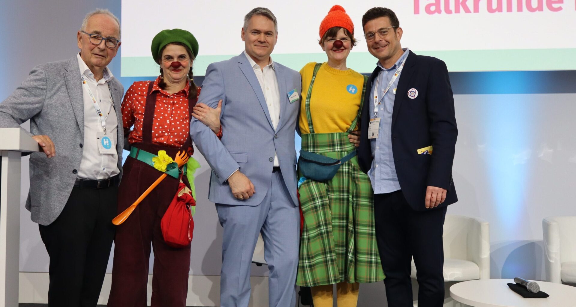 Von Links, VLK-Präsident PD Dr. Michael A. Weber, Klinikclown „Lisette“, Normann J. Schuster (Pressebeauftragter VLK), Klinikclown „Wilma“, Sven Wolfers (Vorstand Dachverband Clowns in Medizin und Pflege); Copyright VLK