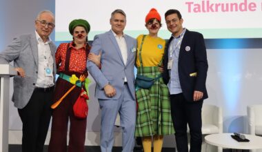 Von Links, VLK-Präsident PD Dr. Michael A. Weber, Klinikclown „Lisette“, Normann J. Schuster (Pressebeauftragter VLK), Klinikclown „Wilma“, Sven Wolfers (Vorstand Dachverband Clowns in Medizin und Pflege); Copyright VLK