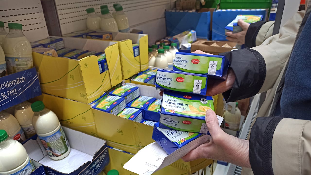 Milchpreiskampf: Aldi, Lidl, Edeka und Netto senken weiter Preise | Leben & Wissen