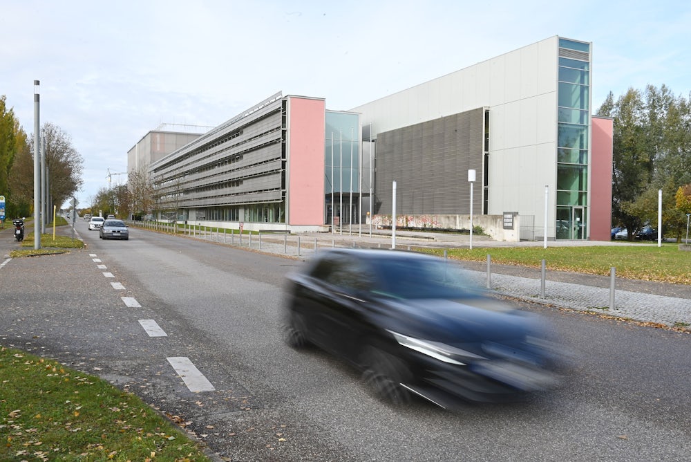 Das Leibniz-Rechenzentrum in Garching von außen. Im Vordergrund die Bürogebäude, im Hintergrund der Rechnerwürfel.