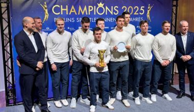 Füchse mit Galgenhumor: Mit Teller statt Meister-Schale zur Ehrung | Sportmix