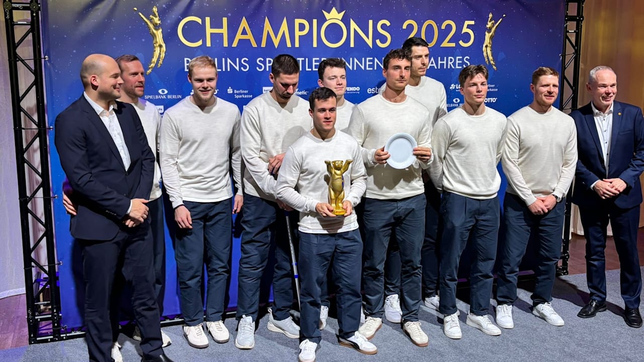 Füchse mit Galgenhumor: Mit Teller statt Meister-Schale zur Ehrung | Sportmix