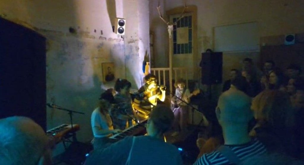 Im April spielte die Musikerin Fritzi Ernst mit ihrer Band im Pierre Grasse in Halle.