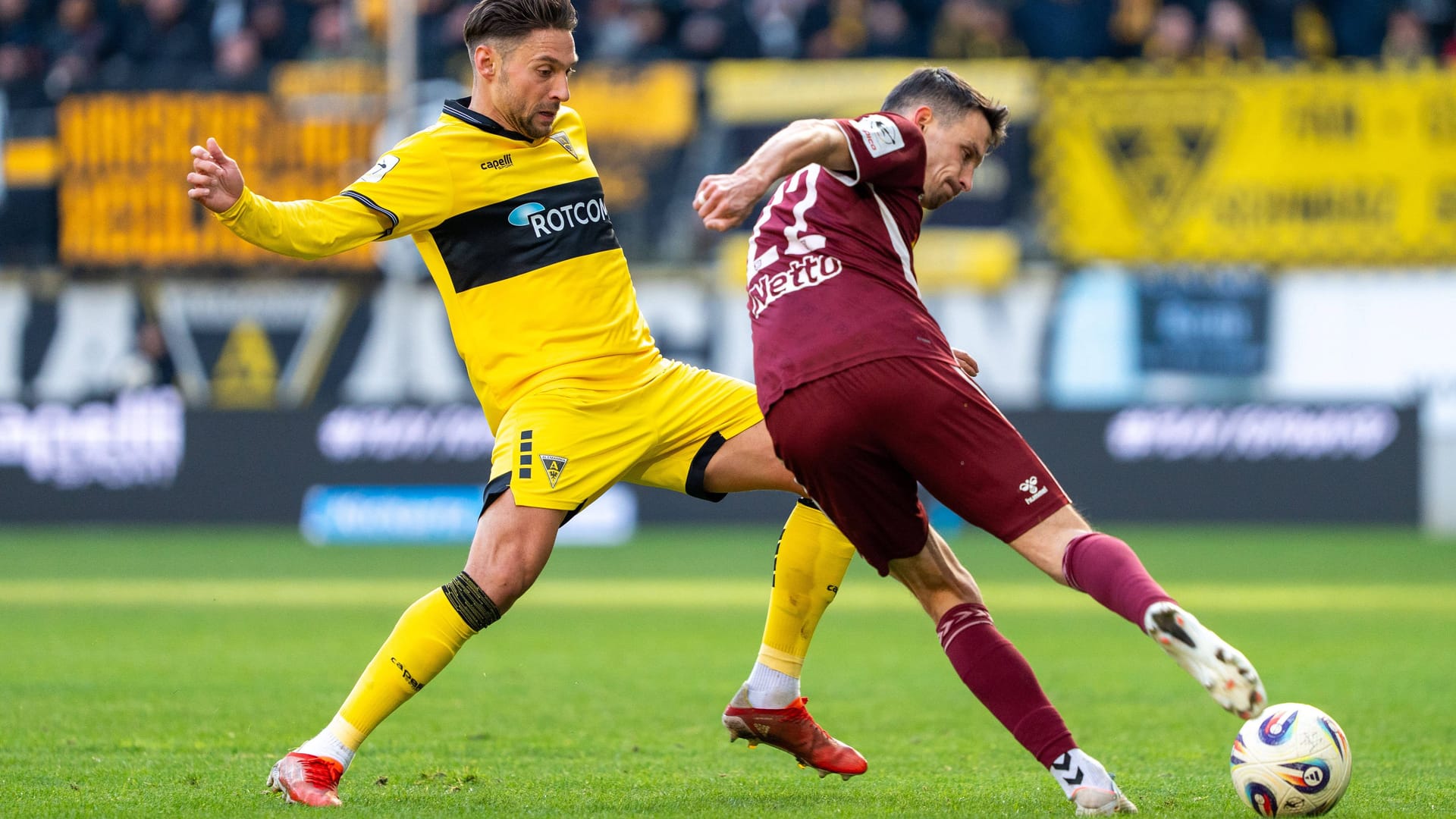 Aachens Sasa Strujic (l.) im Zweikampf gegen Regensburgs Sebastian Stolze: Das Heimspiel ging mit 0:2 verloren.