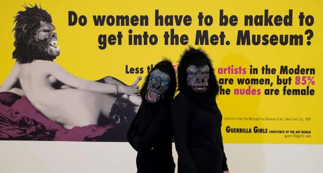 «Müssen Frauen nackt sein, um ins Museum zu kommen?»: zwei Guerrilla Girls vor einem Plakat des gleichnamigen feministischen Kollektivs.