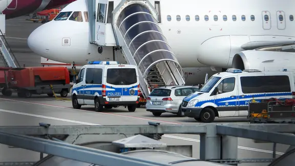 Ein Fahrzeug der Bundespolizei sichert die Maschine bei einer Abschiebung am Hamburger Flughafen Helmut Schmidt Airport.