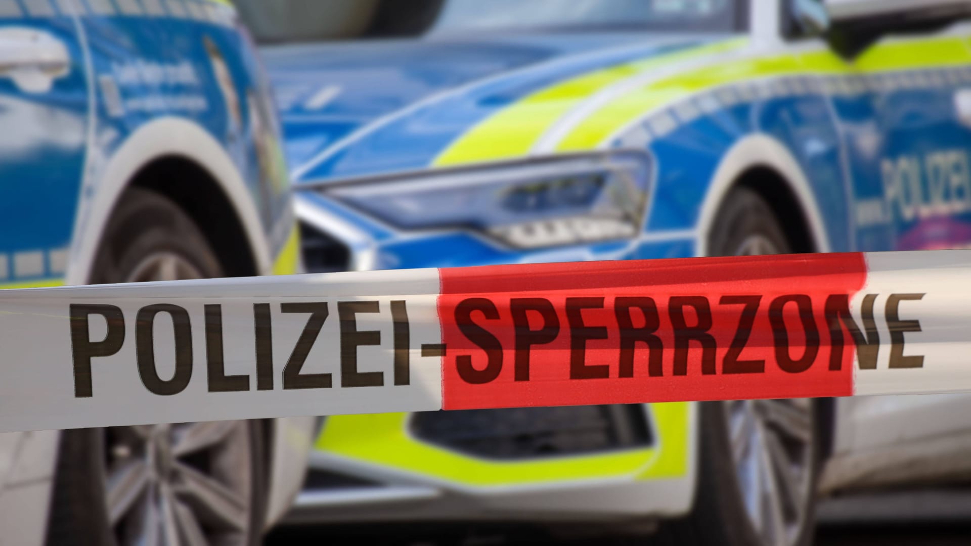 Absperrband der Polizei vor Einsatzfahrzeugen (Symbolbild): Die Mordkommission hat die Ermittlungen aufgenommen. Absperrband der Polizei vor Einsatzfahrzeugen (Symbolbild): Die Mordkommission hat die Ermittlungen aufgenommen.