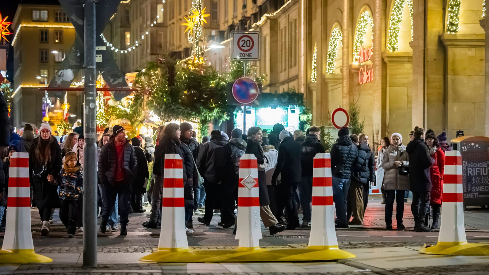 Absperrungen vor dem Striezelmarkt (Archivbild): Die Zufahrtsstraßen zu den Märkten bleiben bis Anfang Januar gesperrt.
